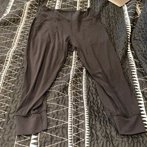 Lululemon black cropped joggers.